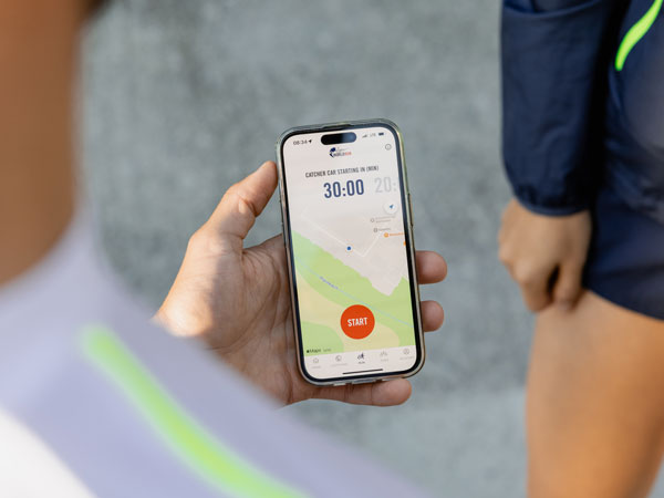 Учасник забігу дивиться у телефон, очікуючи старту.