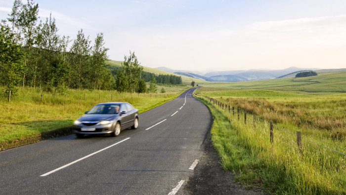автомобіль на дорозі