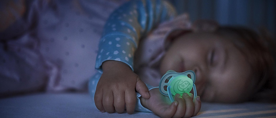 Малюк спить з пустушкою